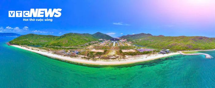 Ở hướng ngược lại, Khu kinh tế Nhơn Hội đang biến thành tâm điểm phát triển công nghiệp công nghệ cao, dịch vụ du lịch nghỉ dưỡng và các khu đô thị sinh thái hiện đại.