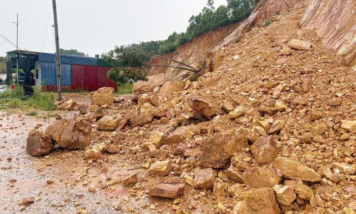 Mưa lớn suốt nhiều giờ gây sạt lở nhiều điểm ở Bắc Ninh.