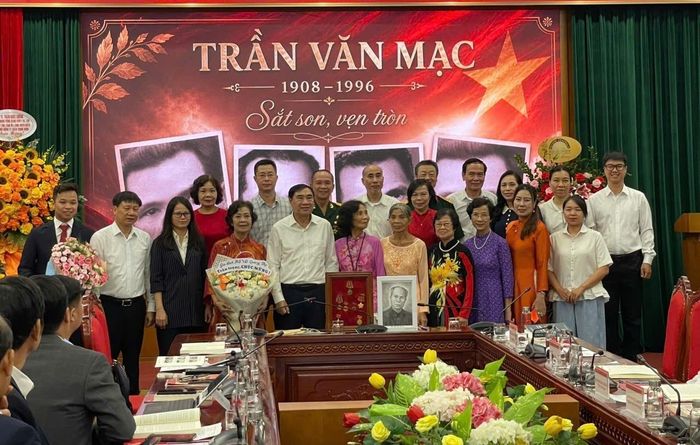 Các đại biểu tham dự hội thảo chụp ảnh lưu niệm.
