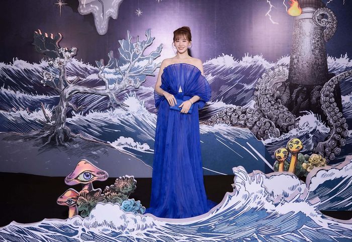 Hari Won liên tục càn quét các sự kiện thảm đỏ thời gian gần đây bằng những bộ cánh “ấn tượng”. Xuất hiện trong show thời trang của NTK Trần Hùng, bà xã Trấn Thành ghi điểm khi diện váy tông xanh coban, đồng điệu với chiếc clutch Dior đi kèm. Người đẹp tô điểm cho vẻ ngoài bằng loạt trang sức nhỏ xinh, tinh tế.