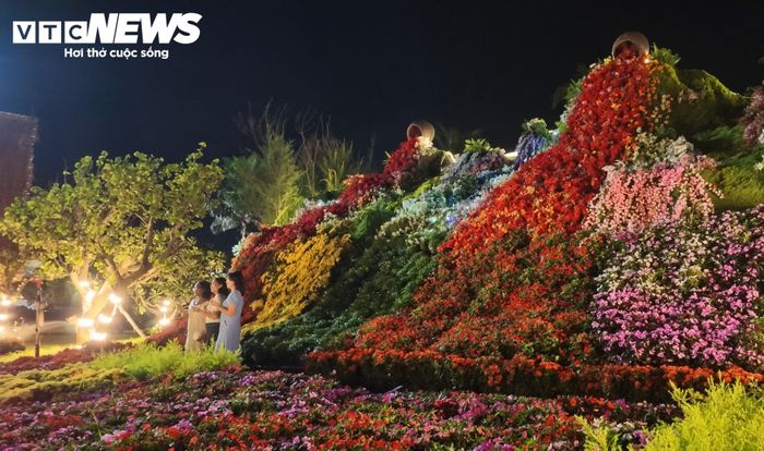Đến với lễ hội bất kể ngày hay đêm, du khách như bước vào một thiên đường hoa đầy sắc màu. 