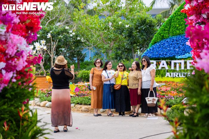 Chị Thanh Hằng (du khách đến từ TP.HCM) chia sẻ: “Tôi và những người bạn của mình thích mê với không gian ngàn hoa này, chụp góc nào cũng có ảnh đẹp. Tối đến lại được hòa mình vào tiếng cồng chiêng rộn rã giữa làn gió biển mát rượi, một trải nghiệm kết hợp rất lạ mà chúng tôi chưa từng thấy ở đâu khác!”