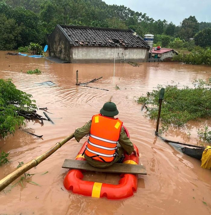 Lực lượng chức năng tiếp cận ngôi nhà bị cô lập hoàn toàn tại thôn Pò Kính, xã Na Dương, tỉnh Lạng Sơn.