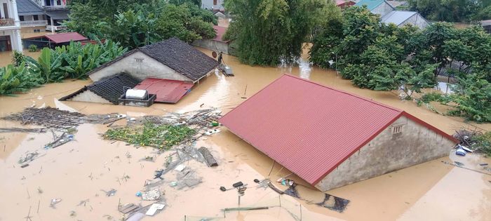 Trong đó, nhiều ngôi nhà tại xã Thất Khê nước ngập tới nóc.