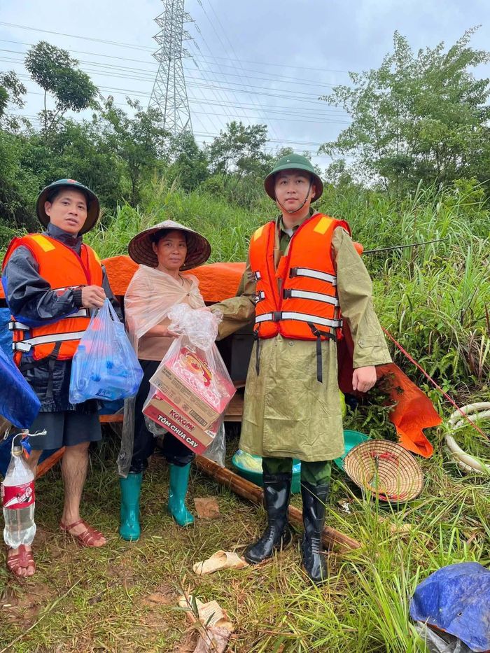 Lực lượng chức năng chuyển từng túi lương thực, nước uống cho bà con vùng lũ.