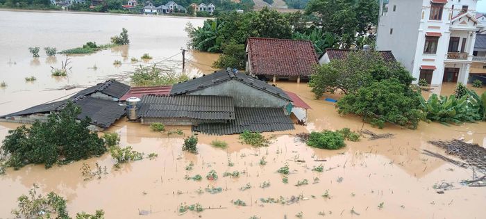 Nhiều ngôi nhà ở Lạng Sơn bị ngập tới nóc.