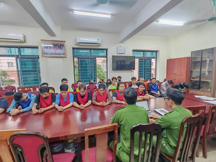 Các đối tượng tại cơ quan điều tra. Ảnh: CAHN
