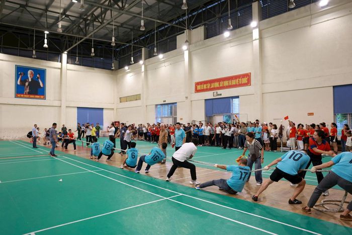 Các trận đấu thể thao thu hút đông khán giả đến xem và cổ vũ. Ảnh Thu Oanh