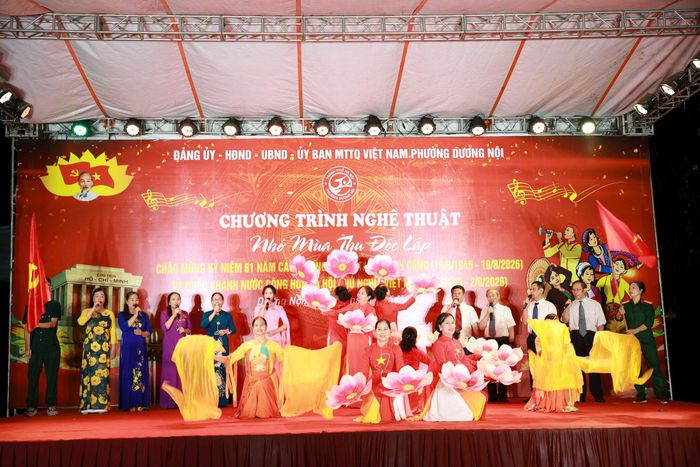 Chương trình nghệ thuật quần chúng với nhiều tiết mục đặc sắc. Ảnh Thu Oanh