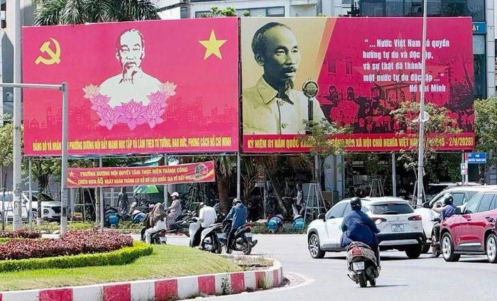 Pano, áp phích trang trí trên nhiều tuyến phố. Ảnh Thu Oanh