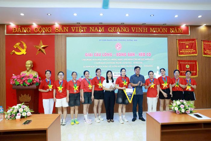 Ban Tổ chức trao giải cho các cá nhân, tập thể đạt giải. Ảnh Thu Oanh