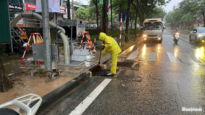 Xí nghiệp thoát nước số 4 ứng trực tại Thái Hà. Ảnh: PV