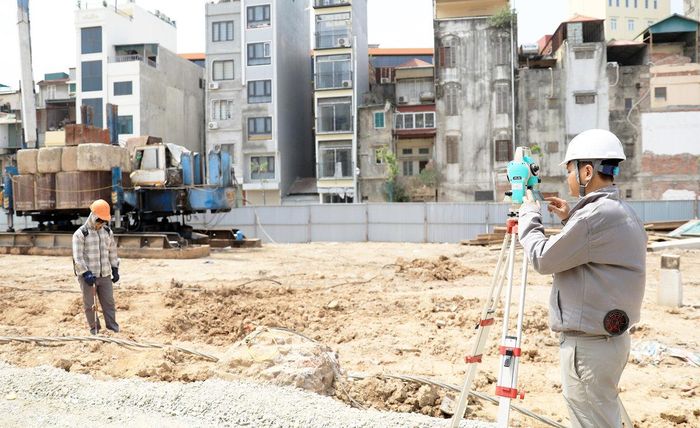 Việc đo đạc được kỹ sư Phạm Hữu Long (Công ty cổ phần Cầu 3 Thăng Long) thực hiện thường xuyên để tránh sai sót.