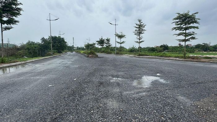 Dự án đường tỉnh lộ 427 đang chờ khớp nối với đầu cầu vượt Dương Trực Nguyên, khi hoàn thành sẽ sớm thông tuyến. Ảnh: PV