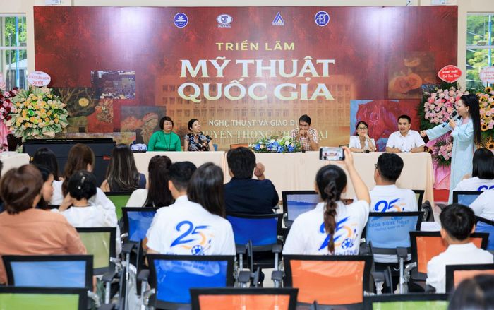 Tọa đàm về mỹ thuật với sinh viên. Ảnh: Thọ Nam