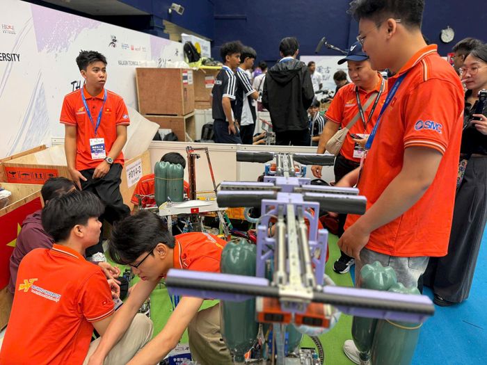 Đội robocon Việt Nam đang chuẩn bị để thi đấu. Ảnh: VTV