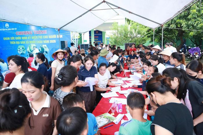 Đông đảo phụ huynh đưa con em đến khám sức khỏe. Ảnh: Trúc Như