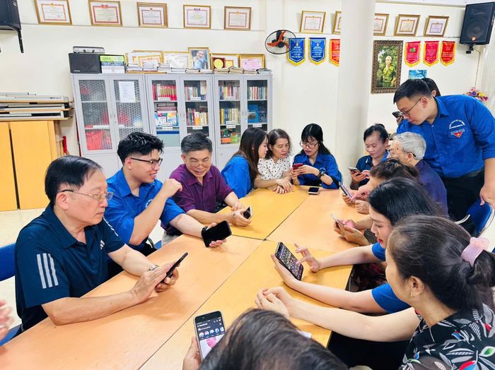 Đoàn viên, thanh niên phường Đống Đa hướng dẫn người dân sử dụng mạng xã hội, tiếp cận thông tin trên môi trường số an toàn, hiệu quả - Ảnh PV