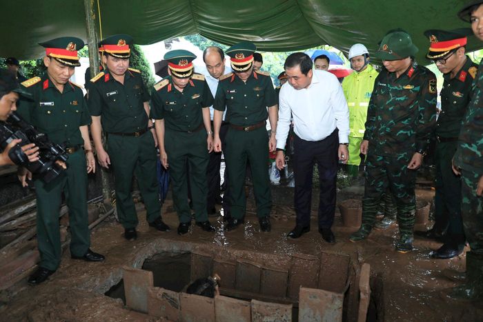 Bí thư Thành ủy Hà Nội Trần Đức Thắng trực tiếp kiểm tra tại hiện trường quy tập và xác định danh tính hài cốt liệt sĩ tại Nghĩa trang Mai Dịch. Ảnh Quang Thái