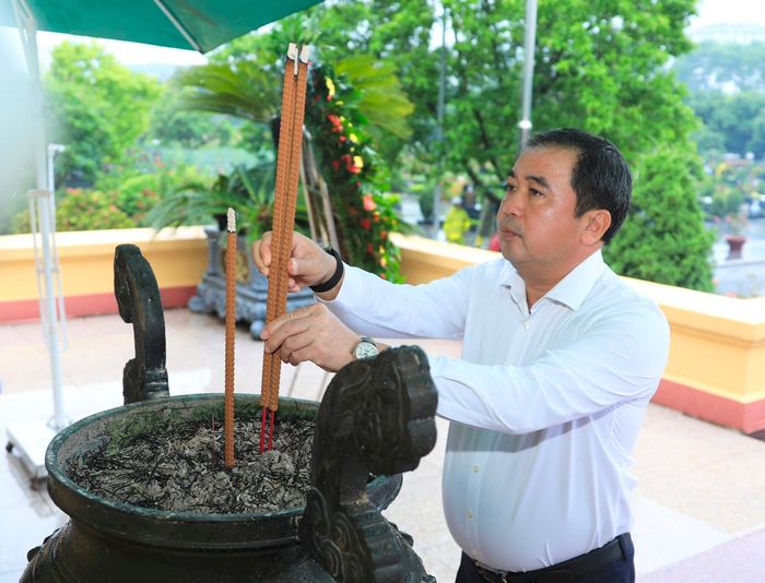 Bí thư Thành ủy Hà Nội Trần Đức Thắng thành kính dâng hương tưởng nhớ các Anh hùng liệt sĩ. Ảnh Quang Thái