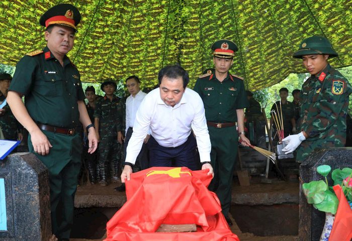 Bí thư Thành ủy Hà Nội Trần Đức Thắng thành kính thực hiện nghi thức tại hiện trường quy tập và xác định danh tính hài cốt liệt sĩ tại Nghĩa trang Mai Dịch. Ảnh Quang Thái