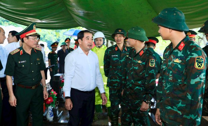 Bí thư Thành ủy Hà Nội Trần Đức Thắng trao đổi, động viên các lực lượng thực hiện nhiệm vụ tìm kiếm, quy tập và xác định danh tính hài cốt liệt sĩ tại Nghĩa trang Mai Dịch. Ảnh Quang Thái