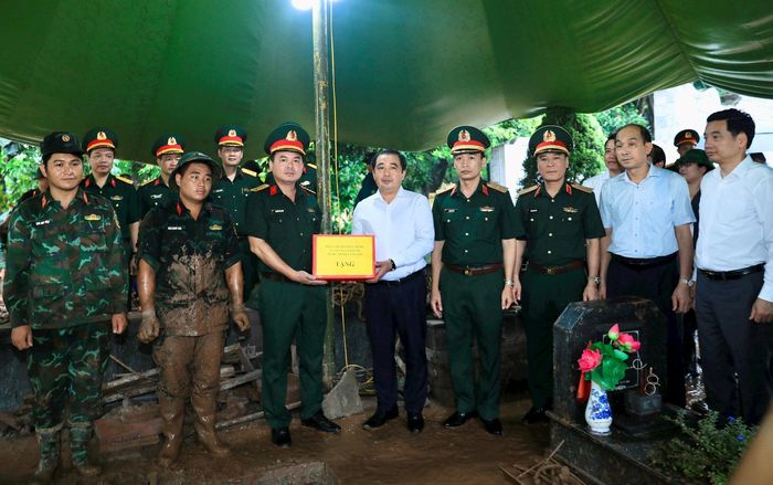 Bí thư Thành ủy Hà Nội Trần Đức Thắng tặng quà động viên các lực lượng thực hiện nhiệm vụ tìm kiếm, quy tập và xác định danh tính hài cốt liệt sĩ tại Nghĩa trang Mai Dịch. Ảnh Quang Thái