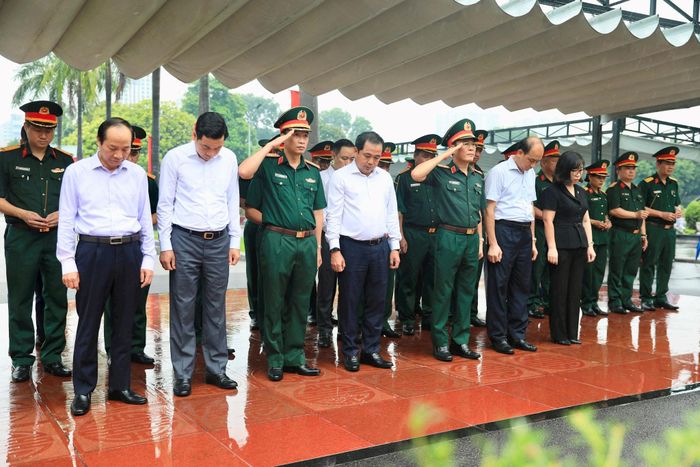 Bí thư Thành ủy Hà Nội Trần Đức Thắng cùng các đồng chí trong Đoàn công tác của thành phố Hà Nội thành kính dâng hoa, dâng hương và dành phút mặc niệm tưởng nhớ các Anh hùng liệt sĩ. Ảnh Quang Thái
