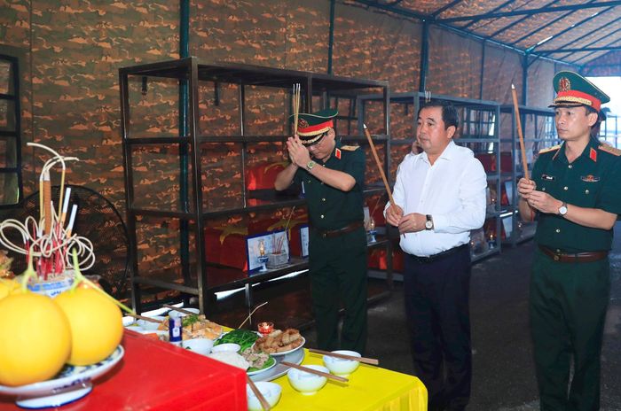 Bí thư Thành ủy Hà Nội Trần Đức Thắng thành kính dâng hương tại Nhà quàn hài cốt liệt sĩ tại Nghĩa trang Mai Dịch. Ảnh Quang Thái
