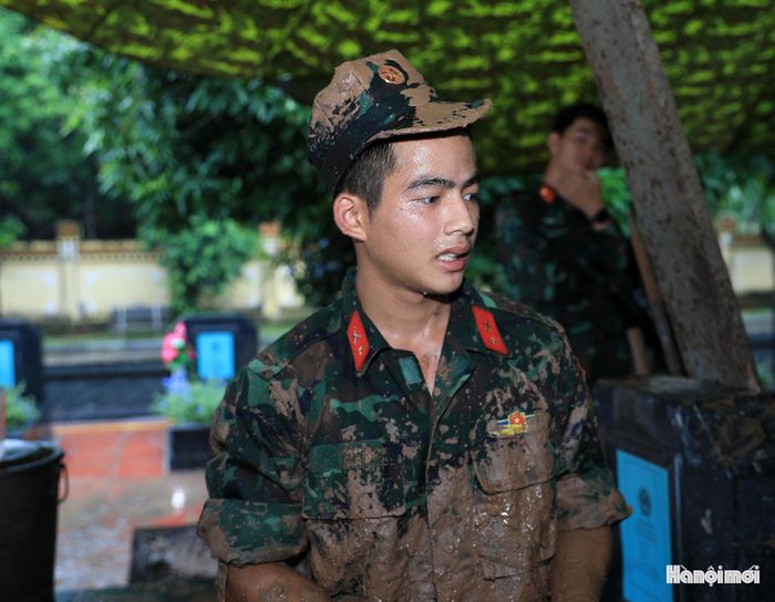 Chiến sĩ Đỗ Việt Hùng (Trung đội 2, Đại đội 17, Trung đoàn 692, Sư đoàn 301, Bộ Tư lệnh Thủ đô Hà Nội) chia sẻ: “Tôi rất vinh dự, tự hào khi được tham gia nhiệm vụ thiêng liêng cao cả này. Với chúng tôi, đây không chỉ là một nhiệm vụ, mà còn là trách nhiệm của thế hệ trẻ đối với các anh hùng, liệt sĩ đã hy sinh cho sự nghiệp giải phóng dân tộc và bảo vệ Tổ quốc”.