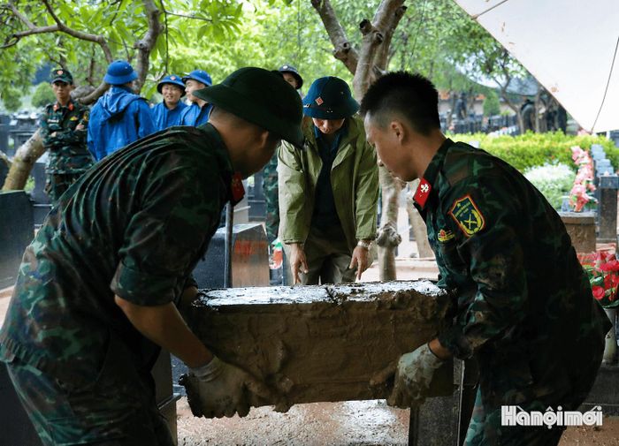 Mưa kéo dài, ảnh hưởng nhiều đến hoạt động lấy mẫu hài cốt.