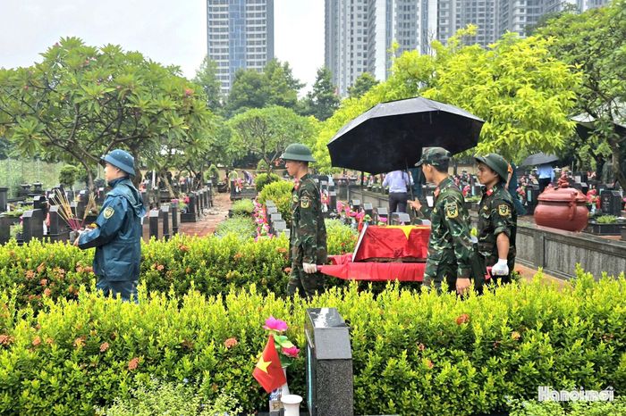 Các chiến sĩ thực hiện công việc trên tinh thần khẩn trương bảo đảm hoàn thành theo đúng kế hoạch của thành phố.