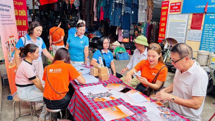 Ngày hội “Thanh toán số - kết nối cộng đồng" tại phường Kiến Hưng. Ảnh: MTTQ PKH.
