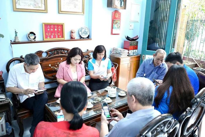 "Đội hình Mặt trận số" của Phường Ô Chợ Dừa hỗ trợ người dân. Ảnh: MTTQ POCD.