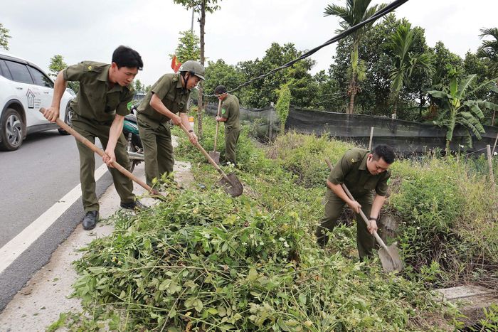 Lực lượng chức năng xã hát Môn ra quân xử lý điểm nghẽn về môi trường. Ảnh: Nguyễn Mai