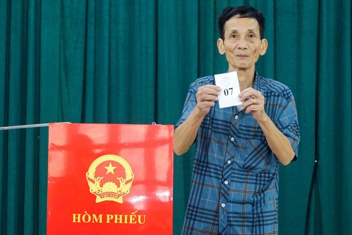 Các hộ dân bốc thăm theo số thứ tự...