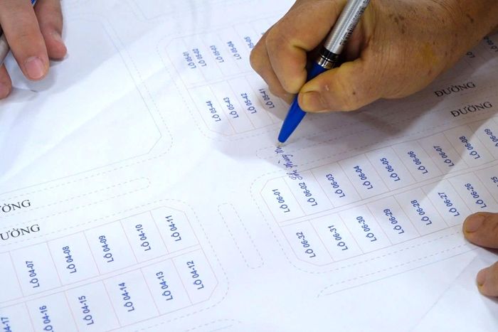 Từng kết quả vị trí lô thửa được lực lượng chức năng xã Vật Lại cập nhật chính xác vào biên bản niêm yết, đảm bảo tính công minh và tuân thủ chặt chẽ quy trình pháp luật. Ảnh: Xã Vật Lại