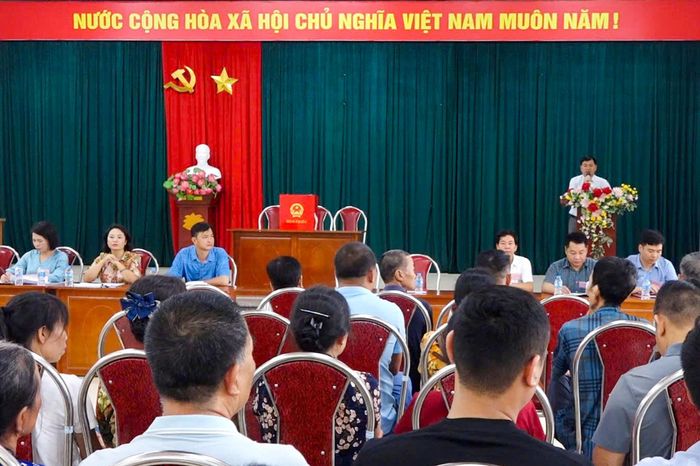 Quang cảnh buổi bốc thăm tái định cư đợt 1 tại Hội trường Nhà văn hóa thôn Yên Kỳ. Ảnh: Xã Vật Lại