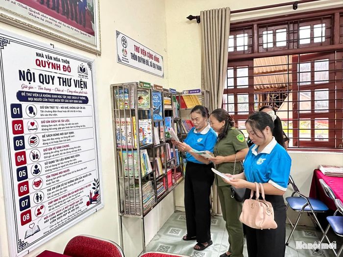 Thư viện cộng đồng thôn Quỳnh Đô với nhiều sách, báo, tài liệu tham khảo là không gian người dân vô cùng yêu thích. Ảnh: Mai Duyên