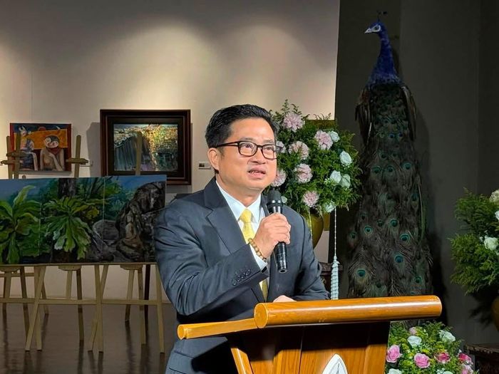 Tổng Lãnh sự Việt Nam tại Khon Kaen Đinh Hoàng Linh phát biểu khai mạc triển lãm.