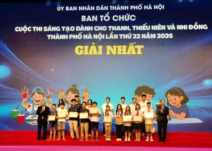 Các nhóm tác giả nhận giải Nhất của cuộc thi. Ảnh: Thu Hằng