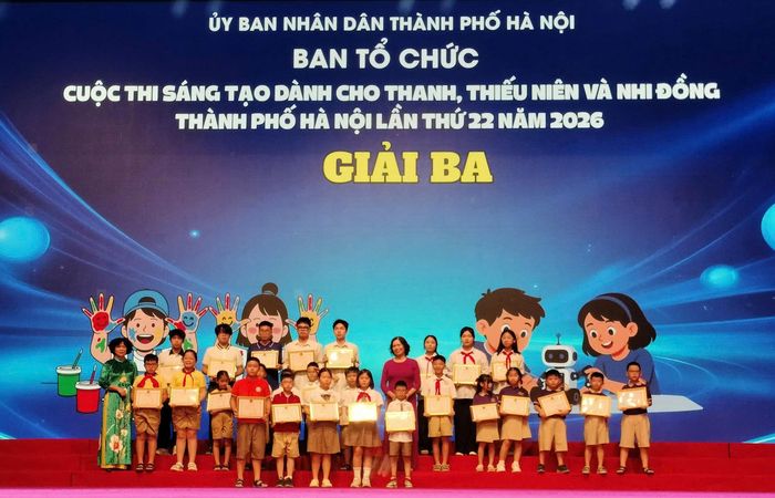 Các nhóm tác giả nhận giải Ba của cuộc thi. Ảnh: Thu Hằng