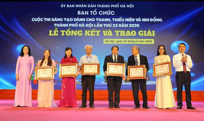 UBND thành phố Hà Nội tặng Bằng khen cho các tập thể và cá nhân đóng góp cho thành công của cuộc thi. Ảnh: Thu Hằng