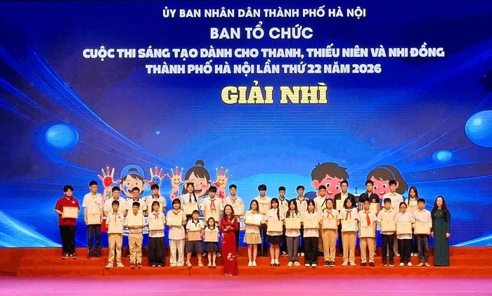 Các nhóm tác giả nhận giải Nhì của Cuộc thi. Ảnh: Thu Hằng