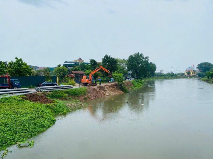 Mực nước sông Nhuệ đang tiếp tục dâng cao, nguy cơ gây ảnh hưởng đến điểm xung yếu tại thôn Hà Liễu. Ảnh: PV