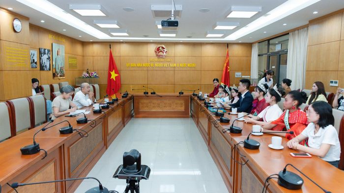 Chủ nhiệm Uỷ ban NNVNVNONN Nguyễn Trung Kiên ghi nhận những đề xuất, đóng góp của Mạng lưới Giảng dạy Tiếng Việt và Gìn giữ Văn hoá Việt toàn cầu.