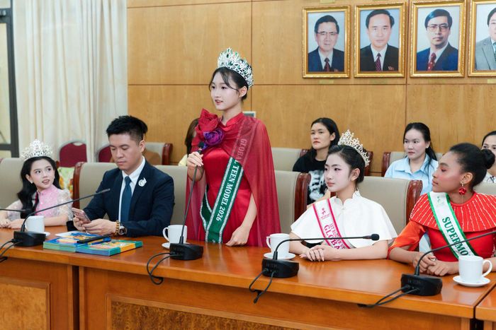 Thí sinh đạt giải trong cuộc thi Siêu mẫu Nhí Toàn cầu 2026 chia sẻ tại buổi gặp mặt.