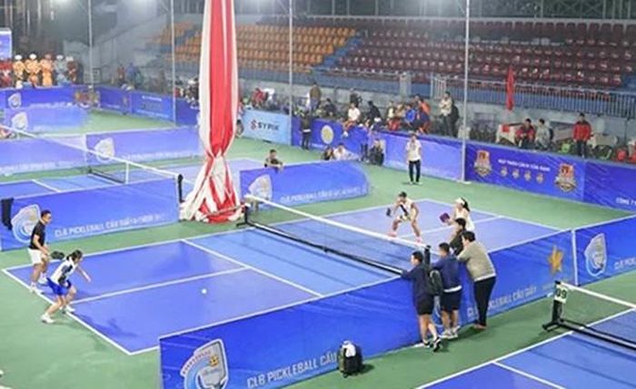 Một sân pickleball ở phố Trần Quý Kiên (phường Cầu Giấy) luôn sáng đèn. Ảnh: Đăng Vũ