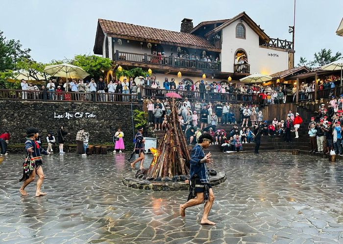 Du khách tham gia hoạt động giao lưu văn hóa với bà con dân tộc Tây Nguyên tại Lạc Hư cổ trấn vào chiều tối. Ảnh: Hoàng Quyên