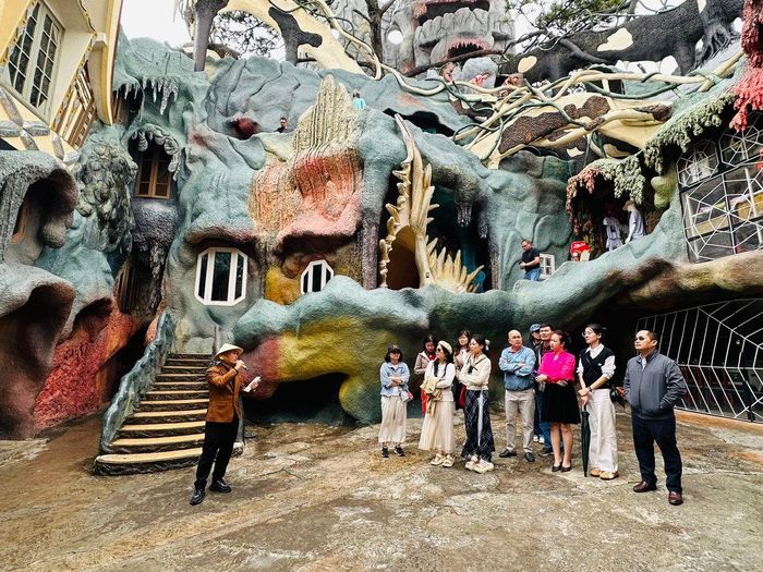 Tham quan biệt thự Hằng Nga, nơi có kiến trúc "kỳ quái" thu hút rất nhiều khách nước ngoài. Ảnh: Hoàng Quyên